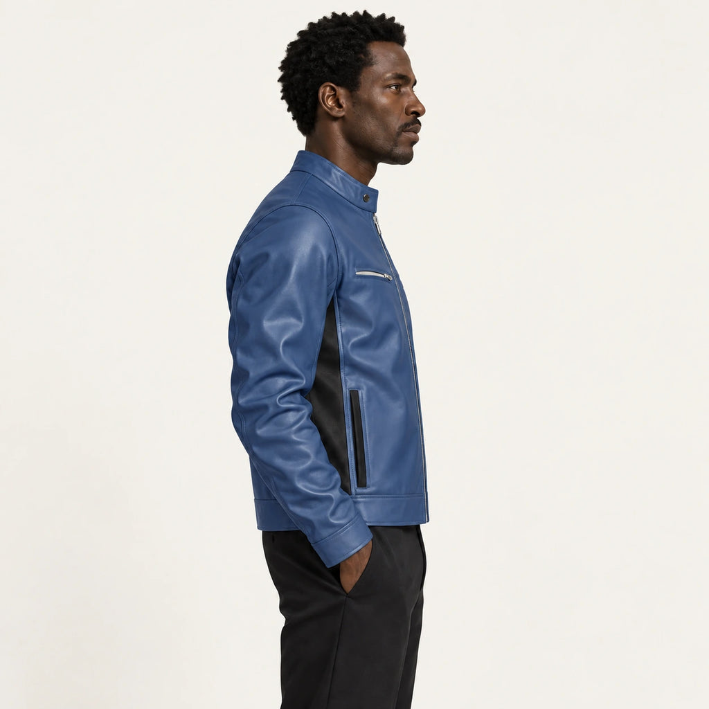 Veste en cuir bleu, profil dans le studio IVAREE