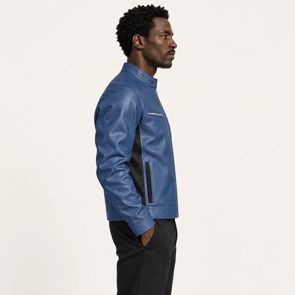 Veste en cuir bleu, profil dans le studio IVAREE