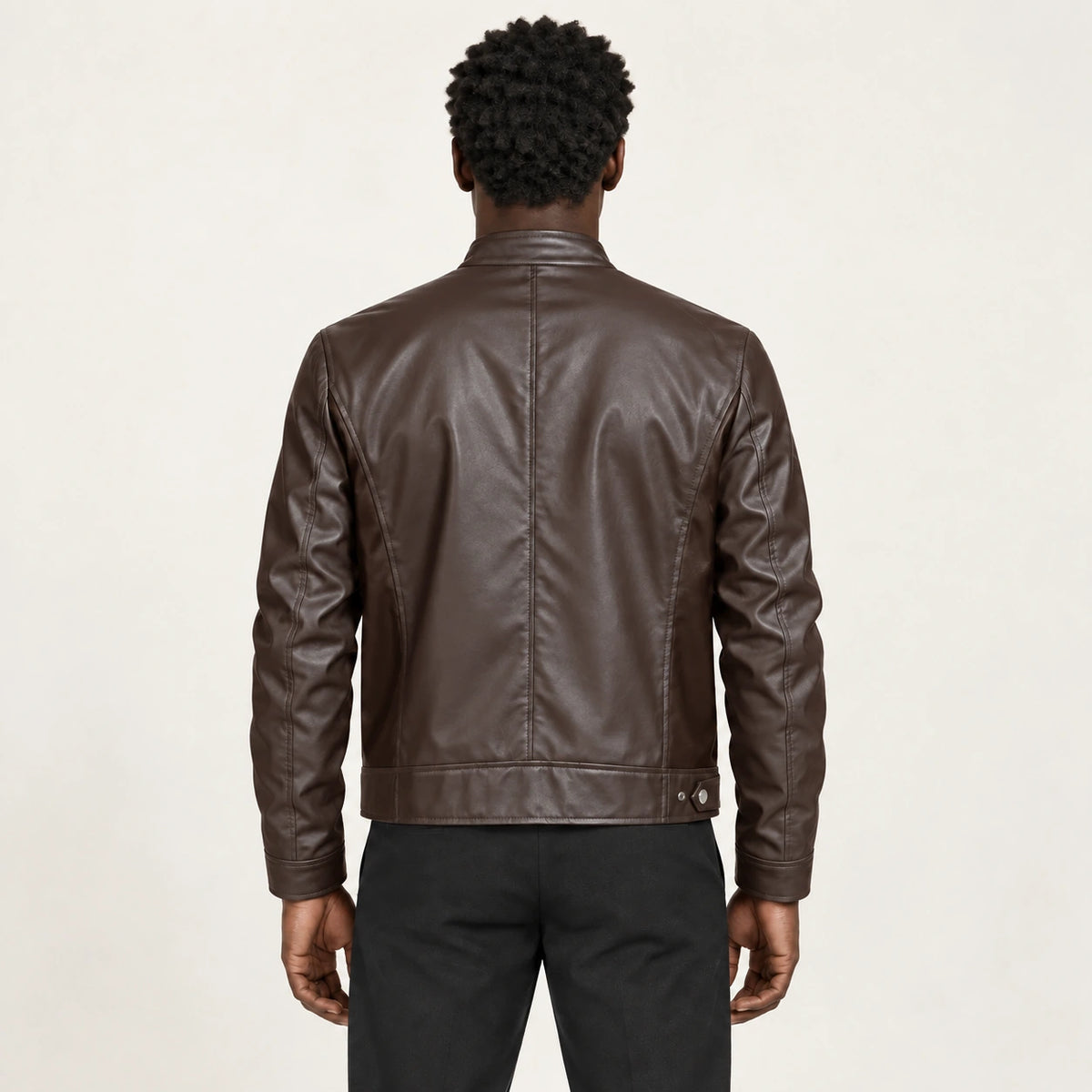 Veste en cuir marron foncé, dos dans le studio IVAREE