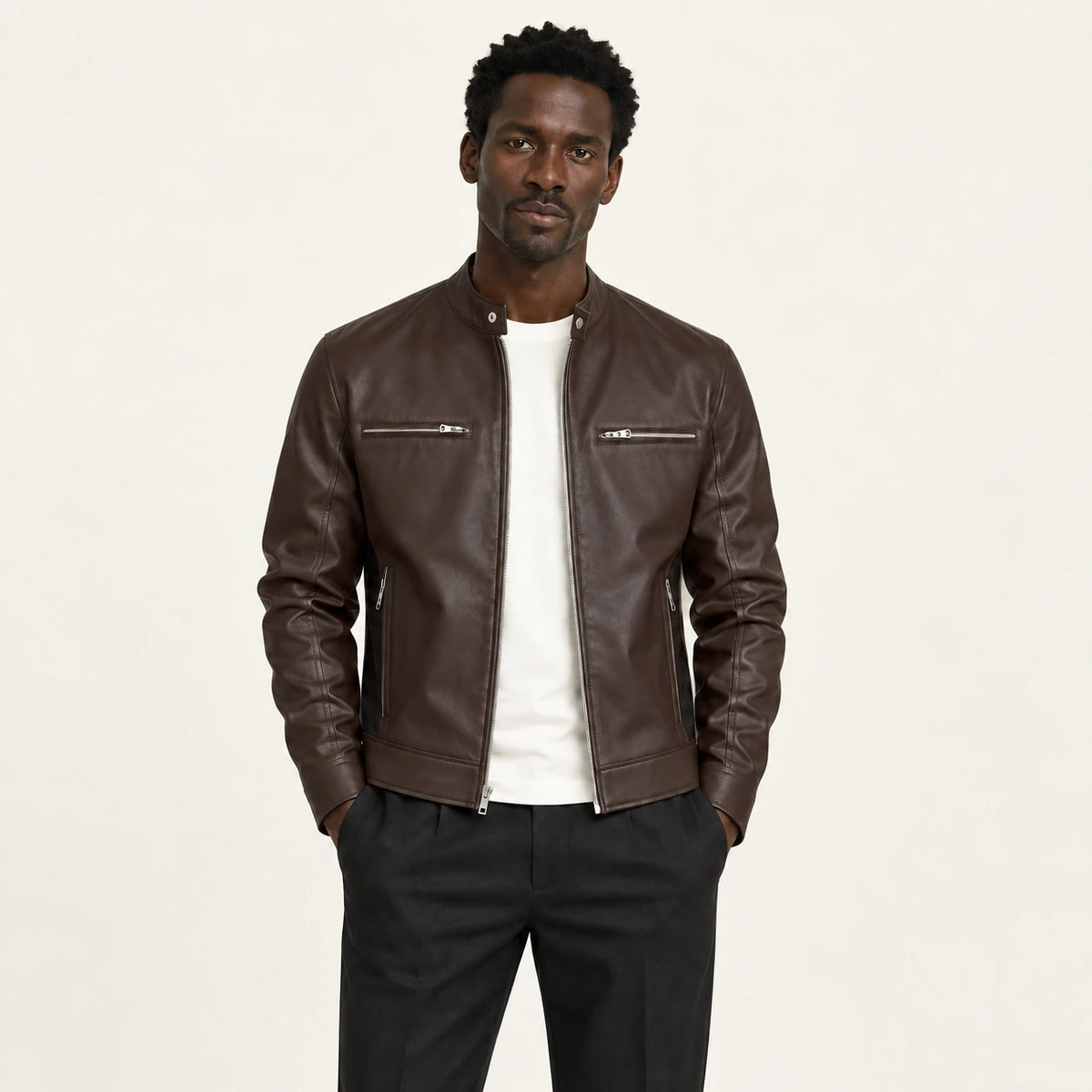 Veste en cuir marron foncé, face dans le studio IVAREE