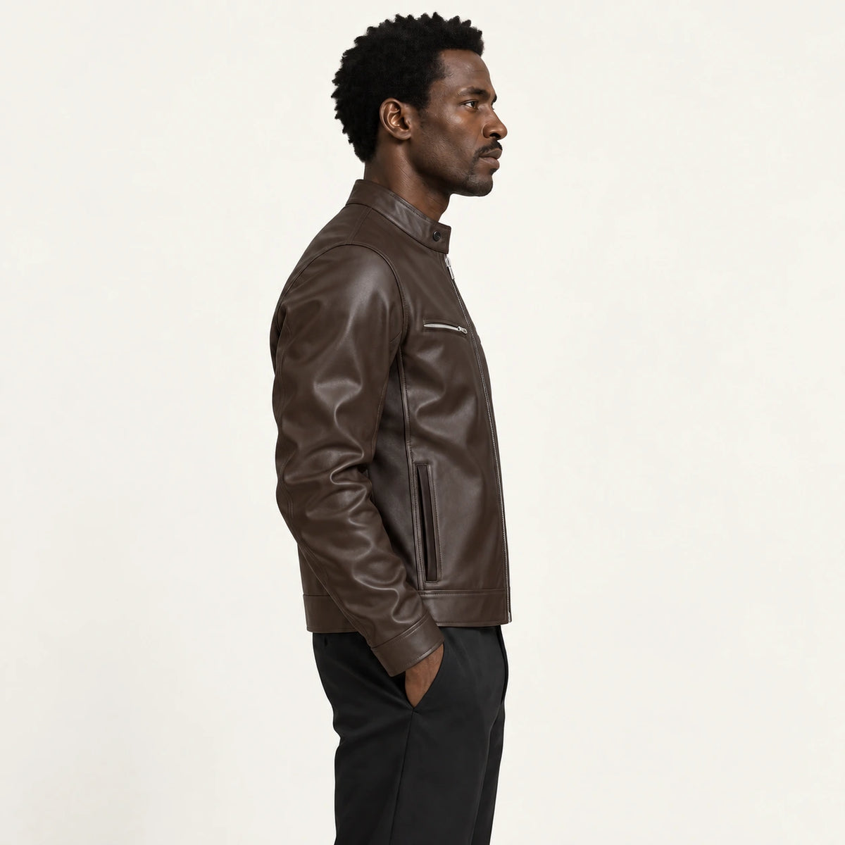 Veste en cuir marron foncé, profil dans le studio IVAREE
