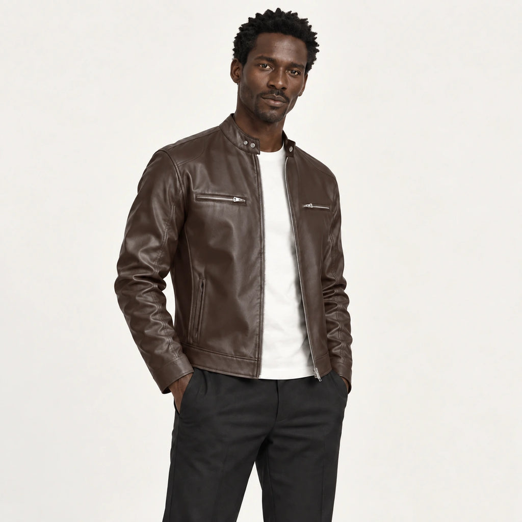 Veste en cuir marron foncé, trois-quarts dans le studio IVAREE