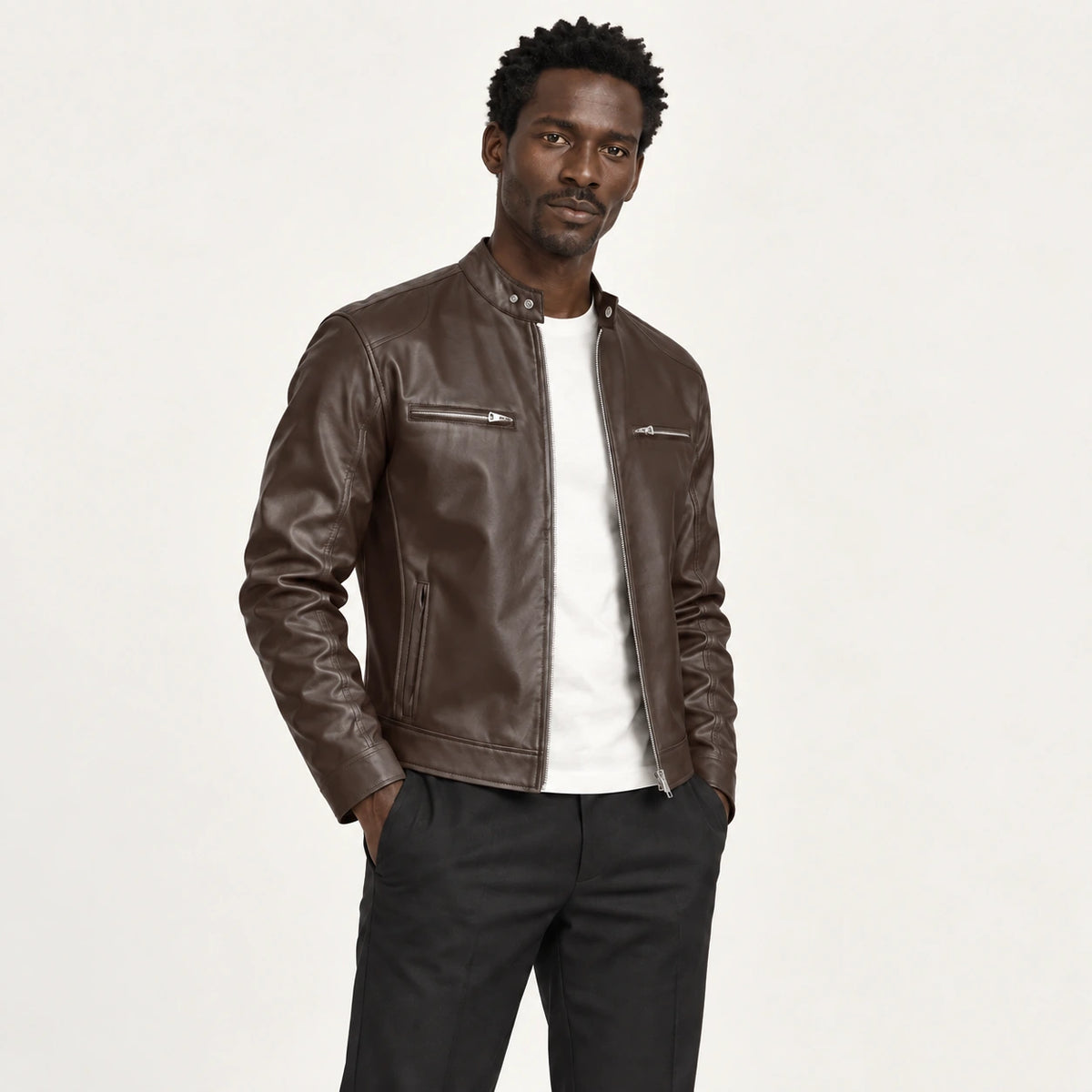 Veste en cuir marron foncé, trois-quarts dans le studio IVAREE