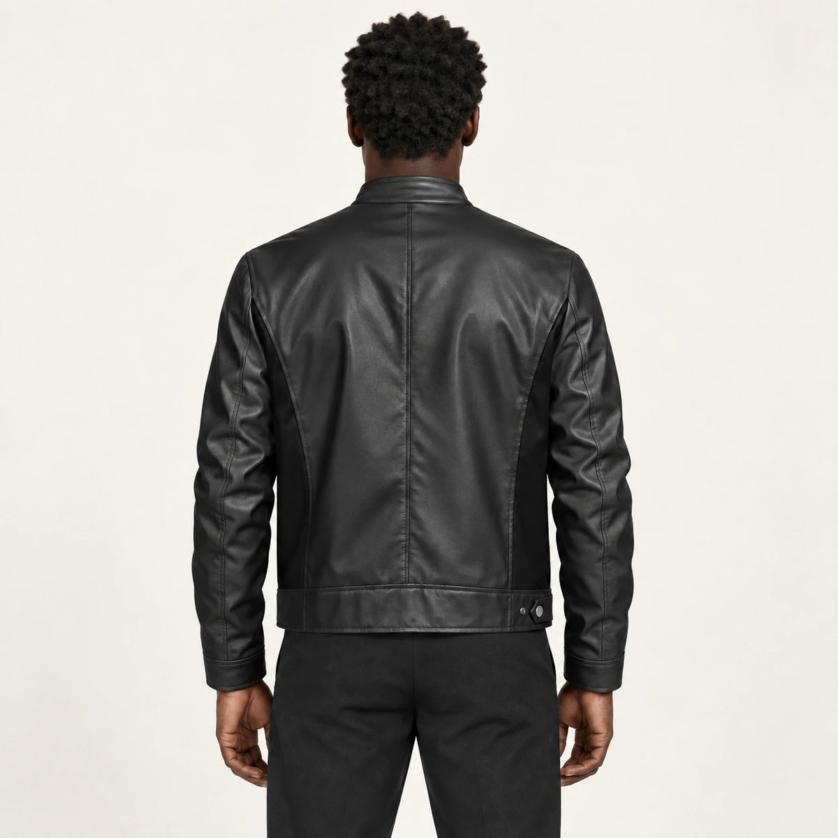 Veste en cuir noir, dos dans le studio IVAREE
