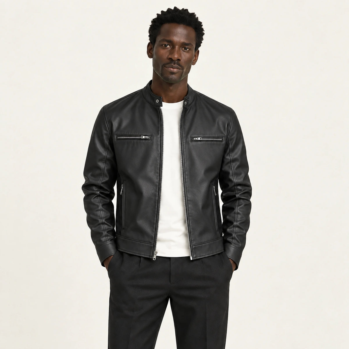 Veste en cuir noir, face dans le studio IVAREE