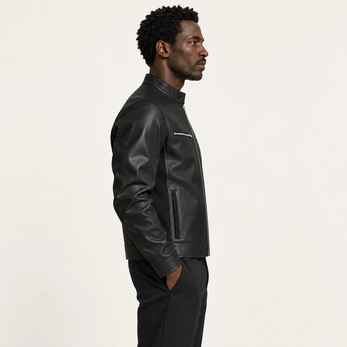 Veste en cuir noir, profil dans le studio IVAREE