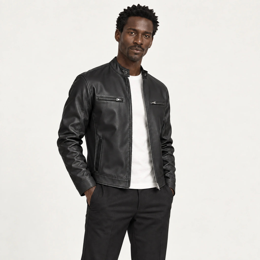 Veste en cuir noir, trois-quarts dans le studio IVAREE