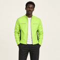 Veste en cuir vert, face dans le studio IVAREE