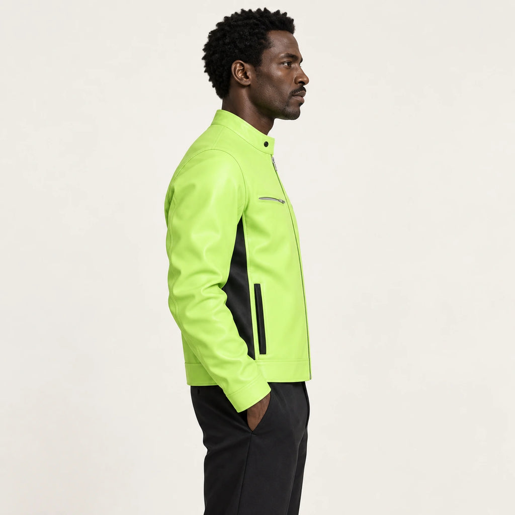 Veste en cuir vert, profil dans le studio IVAREE