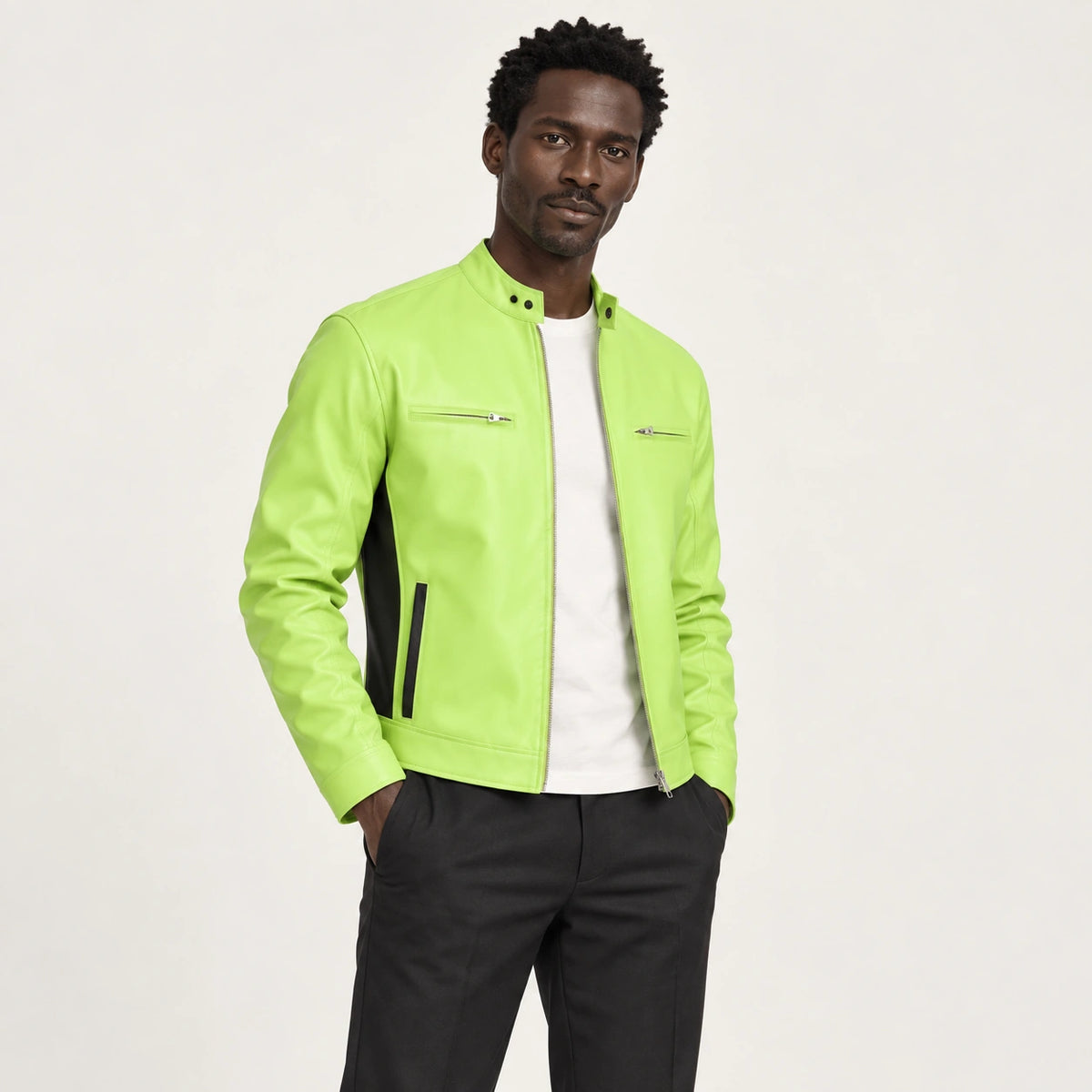 Veste en cuir vert, trois-quarts dans le studio IVAREE
