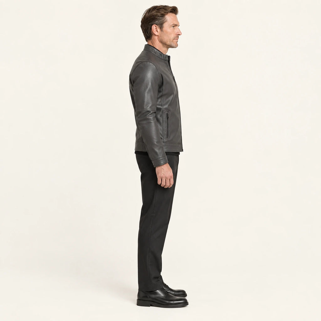 Veste en cuir Gris foncé, vue profil dans le studio IVAREE