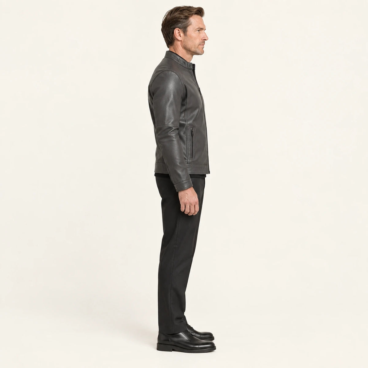 Veste en cuir Gris foncé, vue profil dans le studio IVAREE
