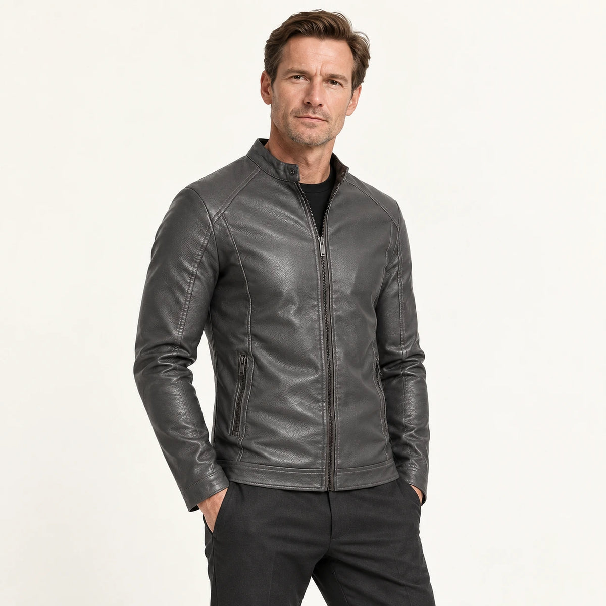 Veste en cuir Gris foncé, vue trois-quarts dans le studio IVAREE