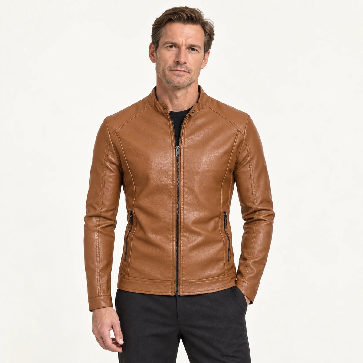 Veste en cuir Marron, vue face dans le studio IVAREE