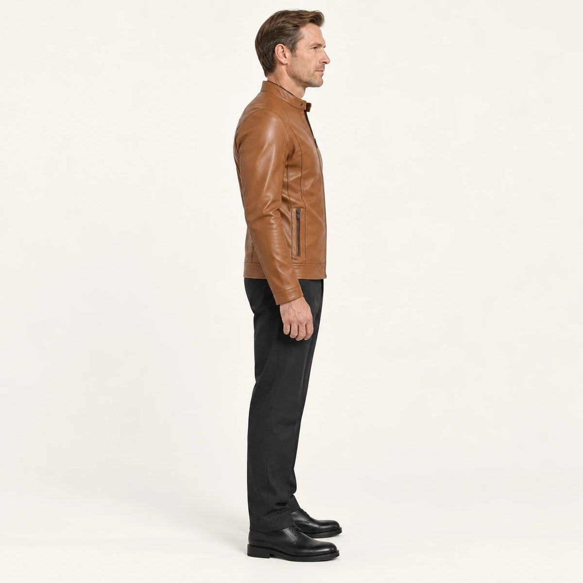 Veste en cuir Marron, vue profil dans le studio IVAREE