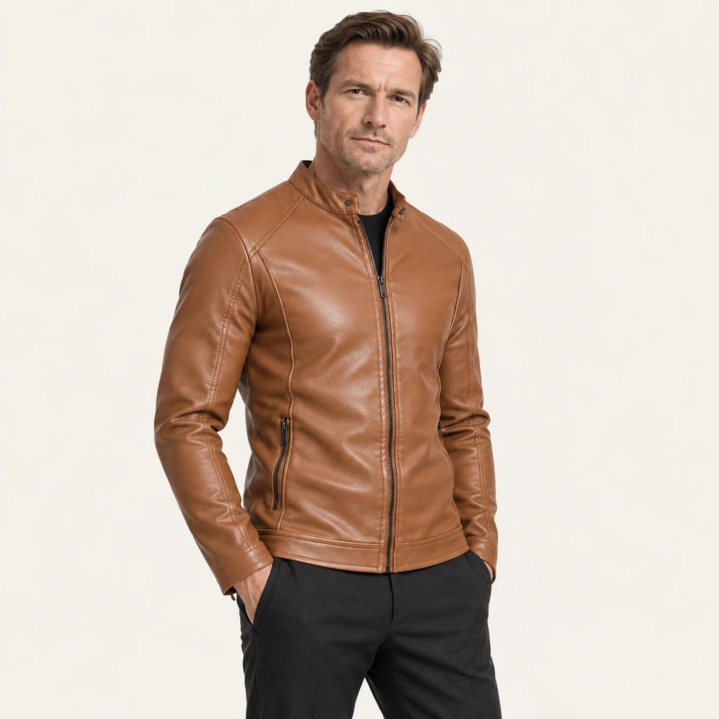 Veste en cuir Marron, vue trois-quarts dans le studio IVAREE