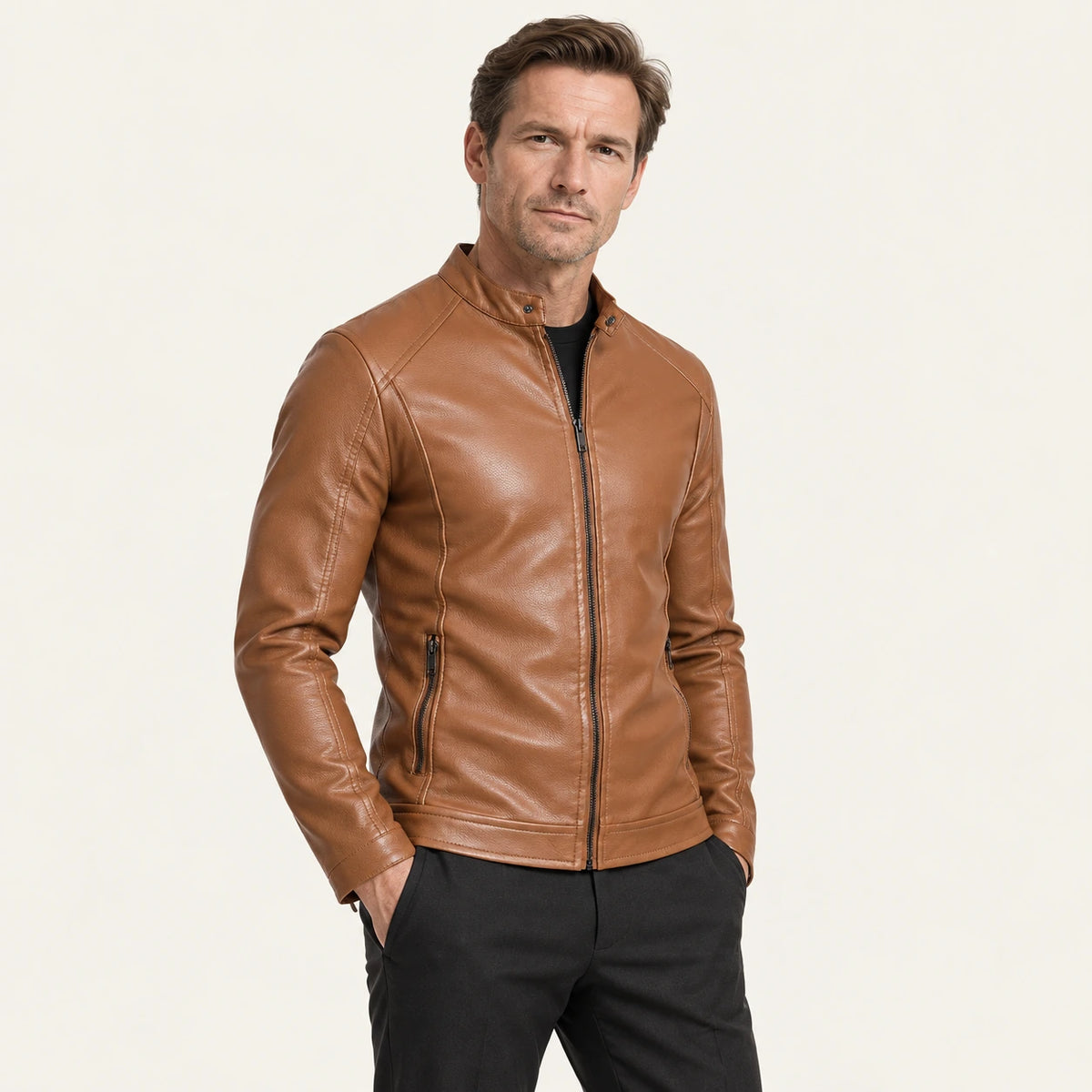 Veste en cuir Marron, vue trois-quarts dans le studio IVAREE