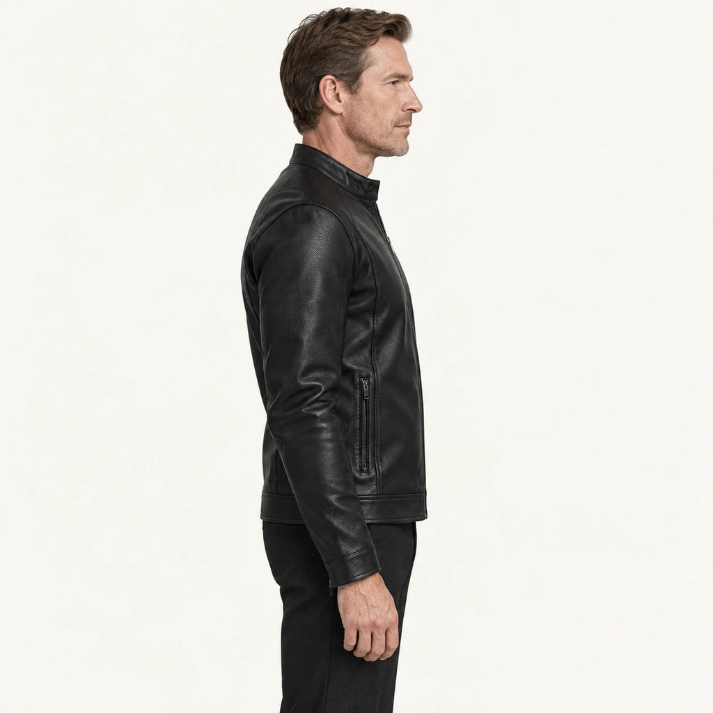 Veste en cuir Noir, vue profil dans le studio IVAREE