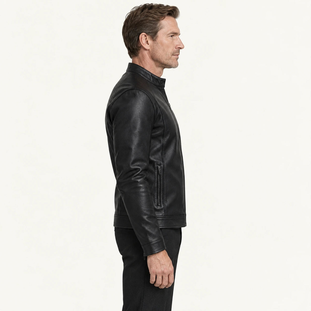 Veste en cuir Noir, vue profil dans le studio IVAREE