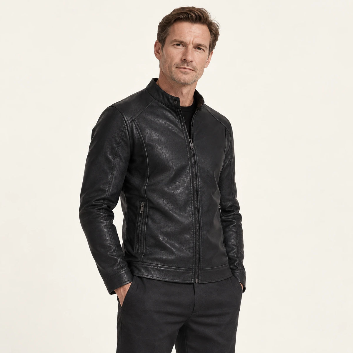 Veste en cuir Noir, vue trois-quarts dans le studio IVAREE