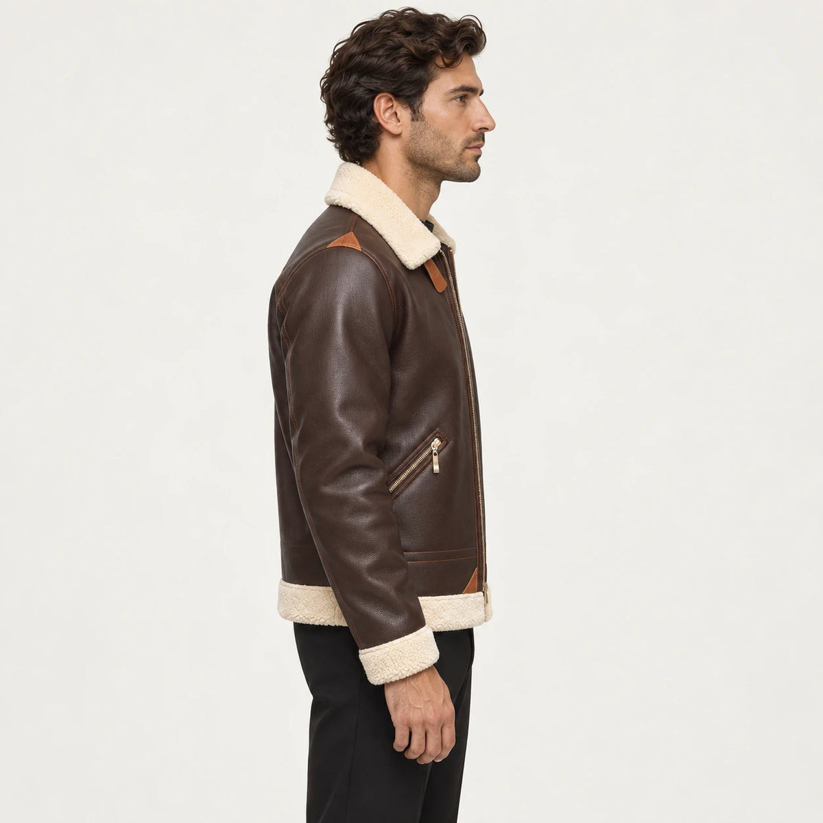 Veste en cuir Café, vue profil dans le studio IVAREE
