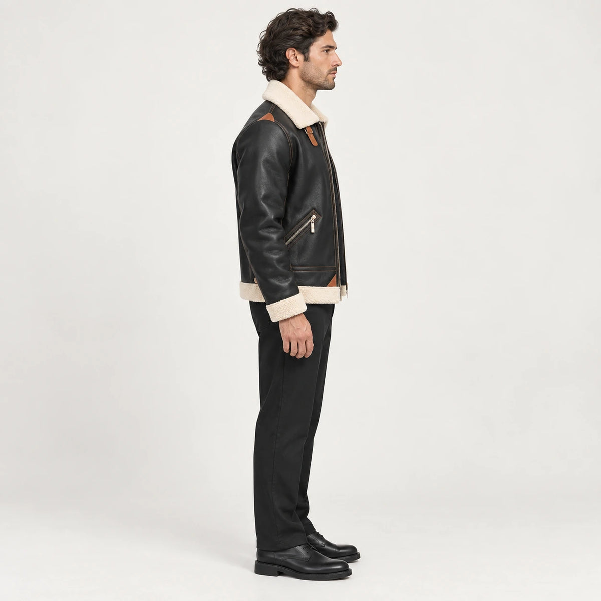 Veste en cuir Noir, vue profil dans le studio IVAREE