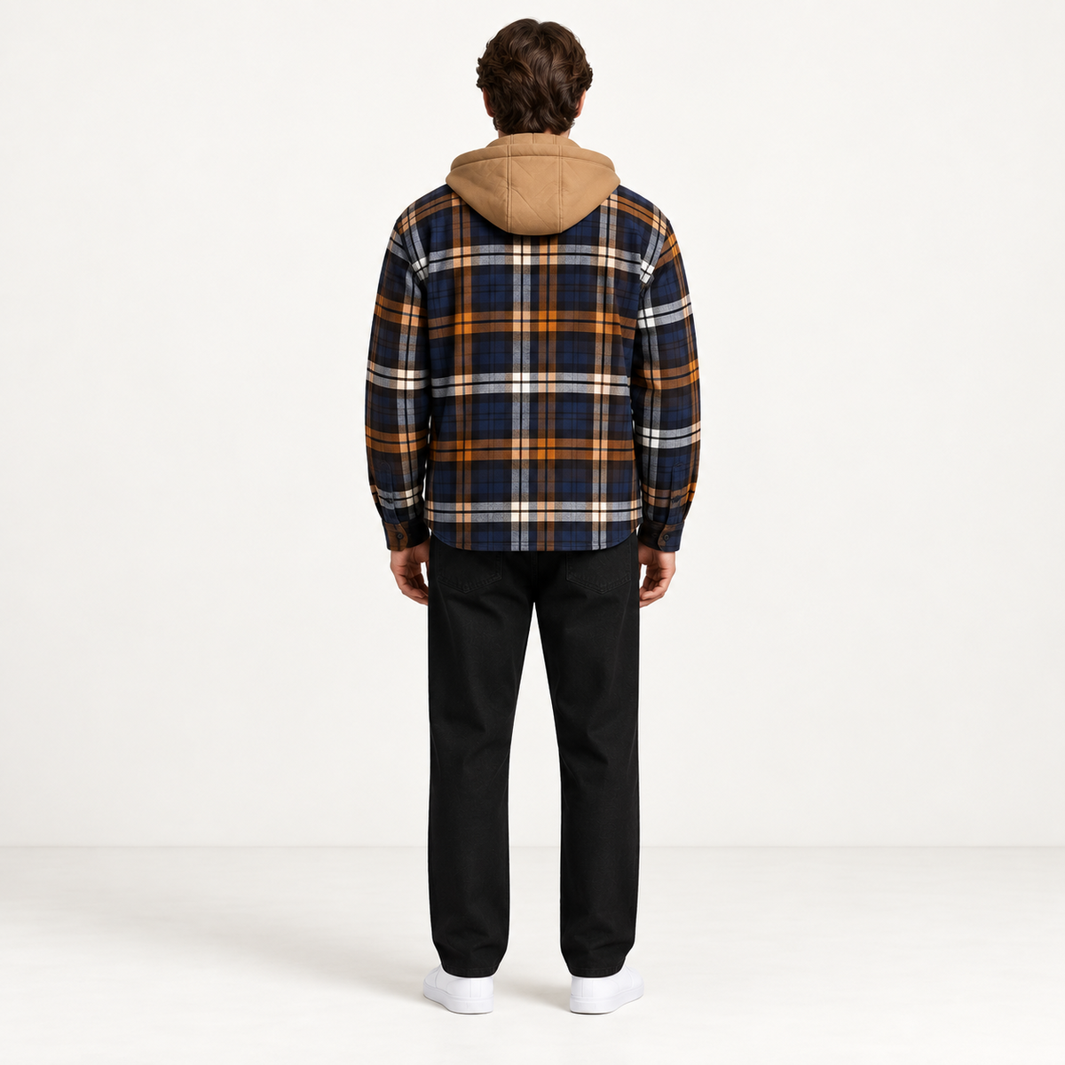 Veste flanelle à carreaux à capuche bleu, portée dos, dans le studio IVAREE.