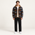Veste flanelle à carreaux bleu et orange, portée de face dans le studio IVAREE.