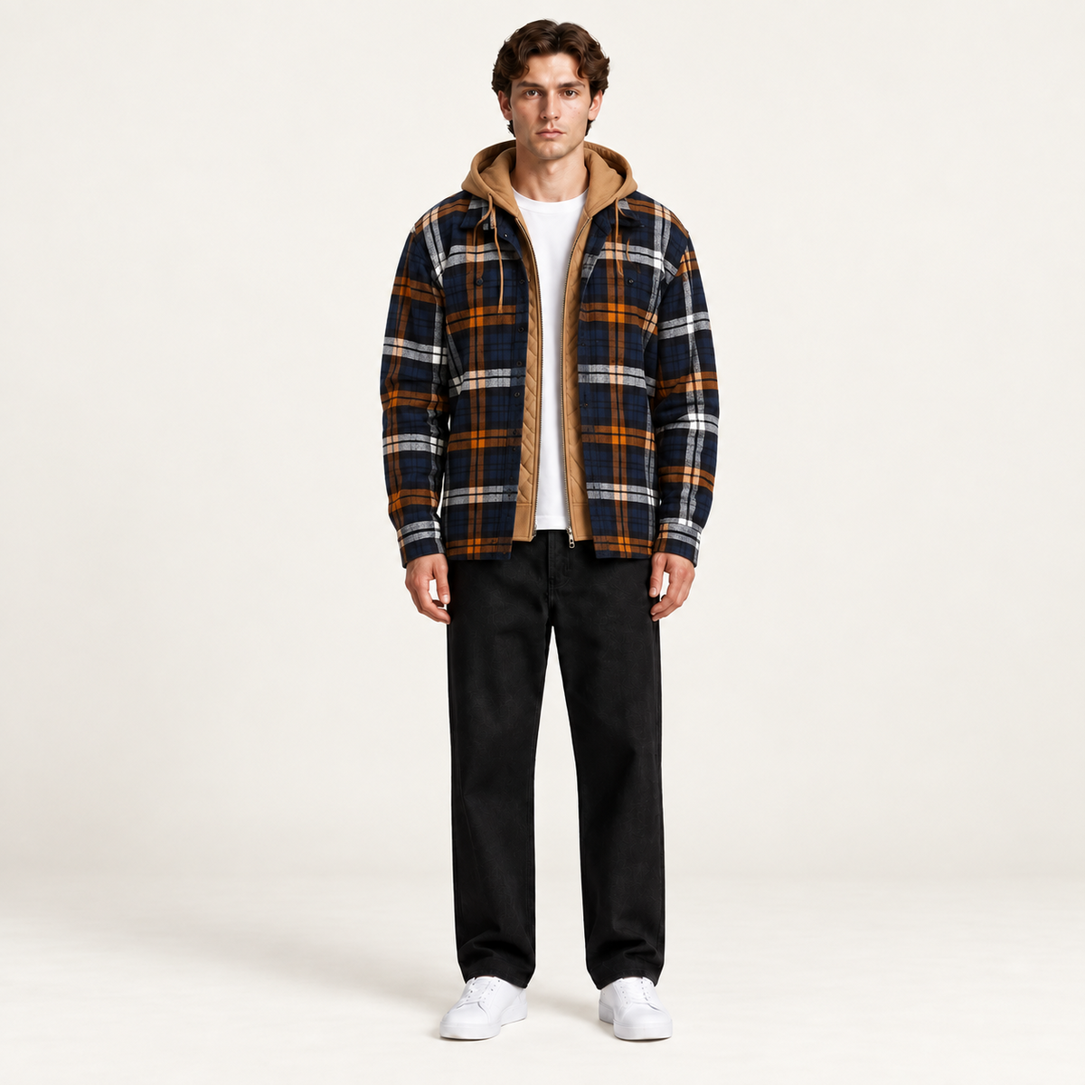 Veste flanelle à carreaux bleu et orange, portée de face dans le studio IVAREE.