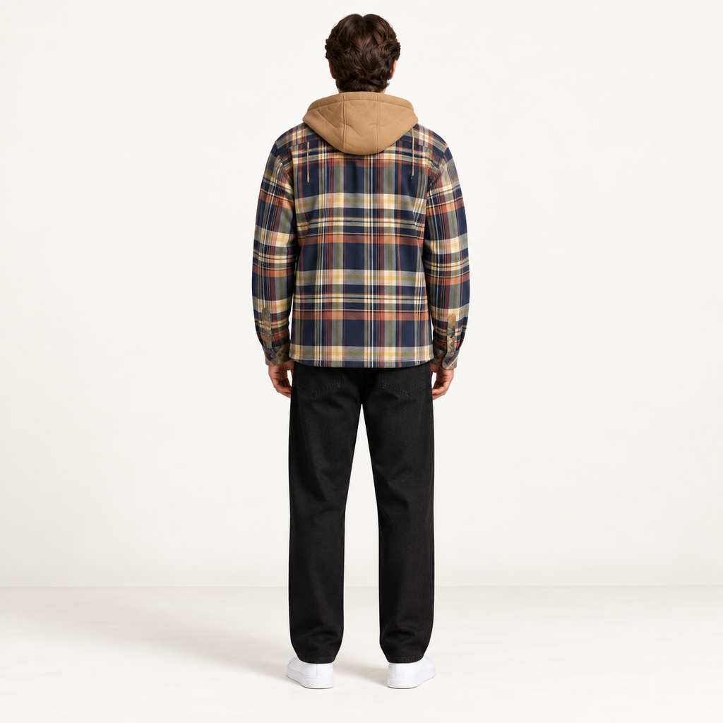 Veste flanelle à carreaux à capuche bleu marine, portée dos, dans le studio IVAREE.