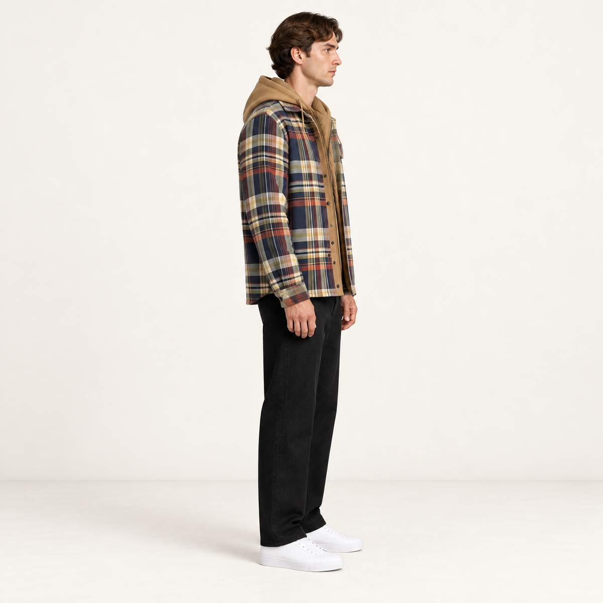 Veste flanelle à carreaux à capuche bleu marine, portée profil, dans le studio IVAREE.