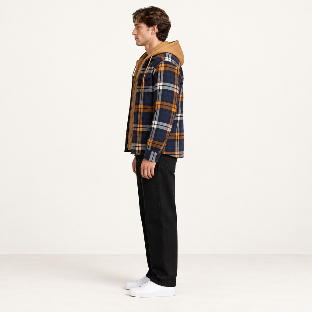 Veste flanelle à carreaux à capuche bleu, portée profil, dans le studio IVAREE.