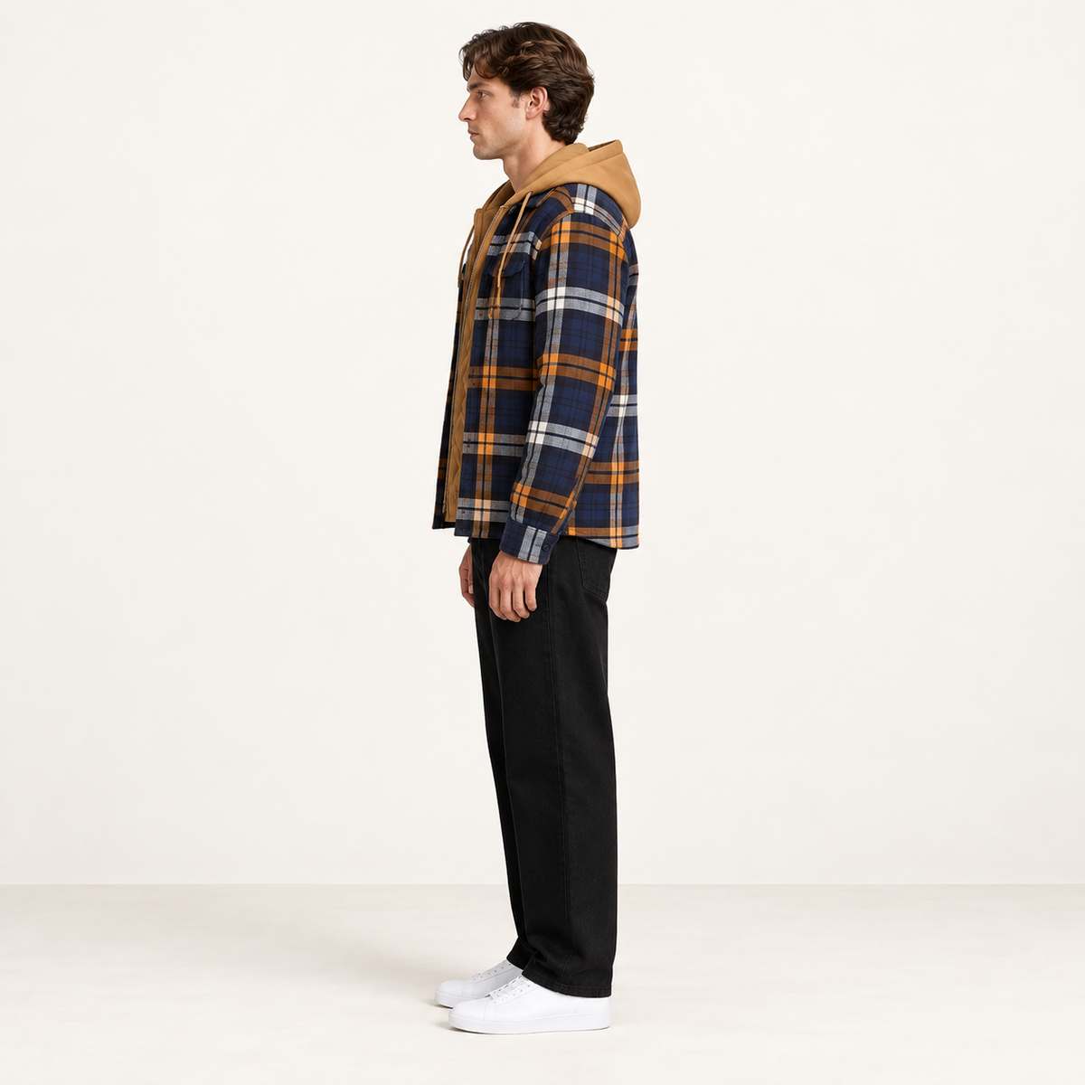 Veste flanelle à carreaux à capuche bleu, portée profil, dans le studio IVAREE.