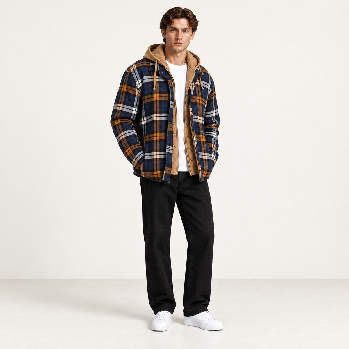 Veste flanelle à carreaux à capuche bleu, portée trois-quarts, dans le studio IVAREE.