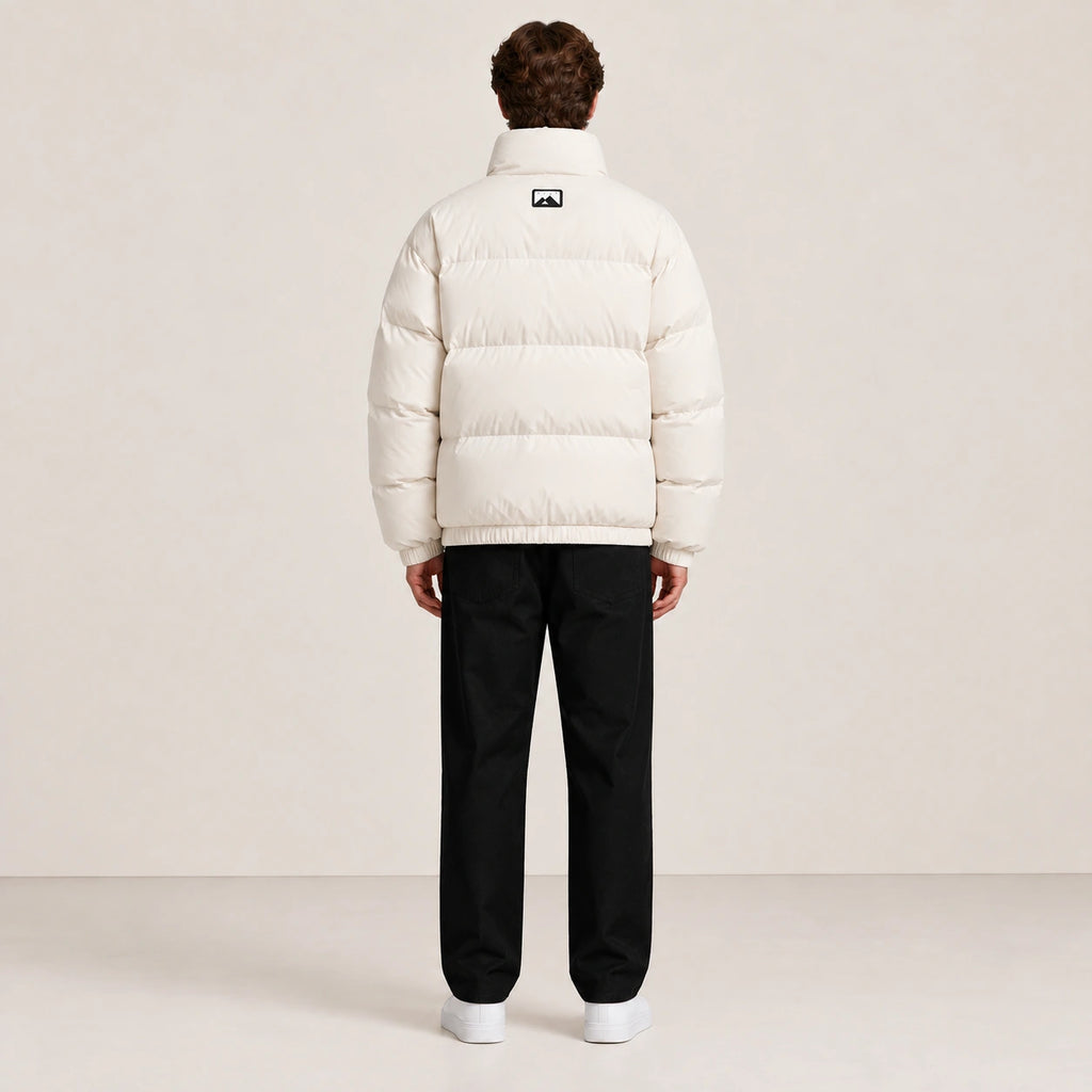 Veste d’hiver abricot à col montant, portée de dos dans le studio IVAREE.