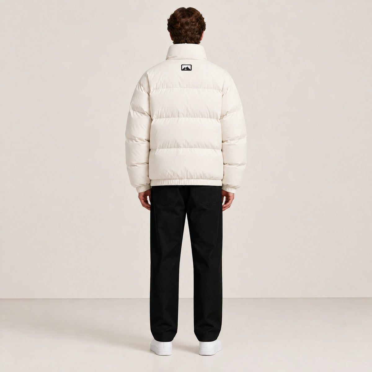 Veste d’hiver abricot à col montant, portée de dos dans le studio IVAREE.