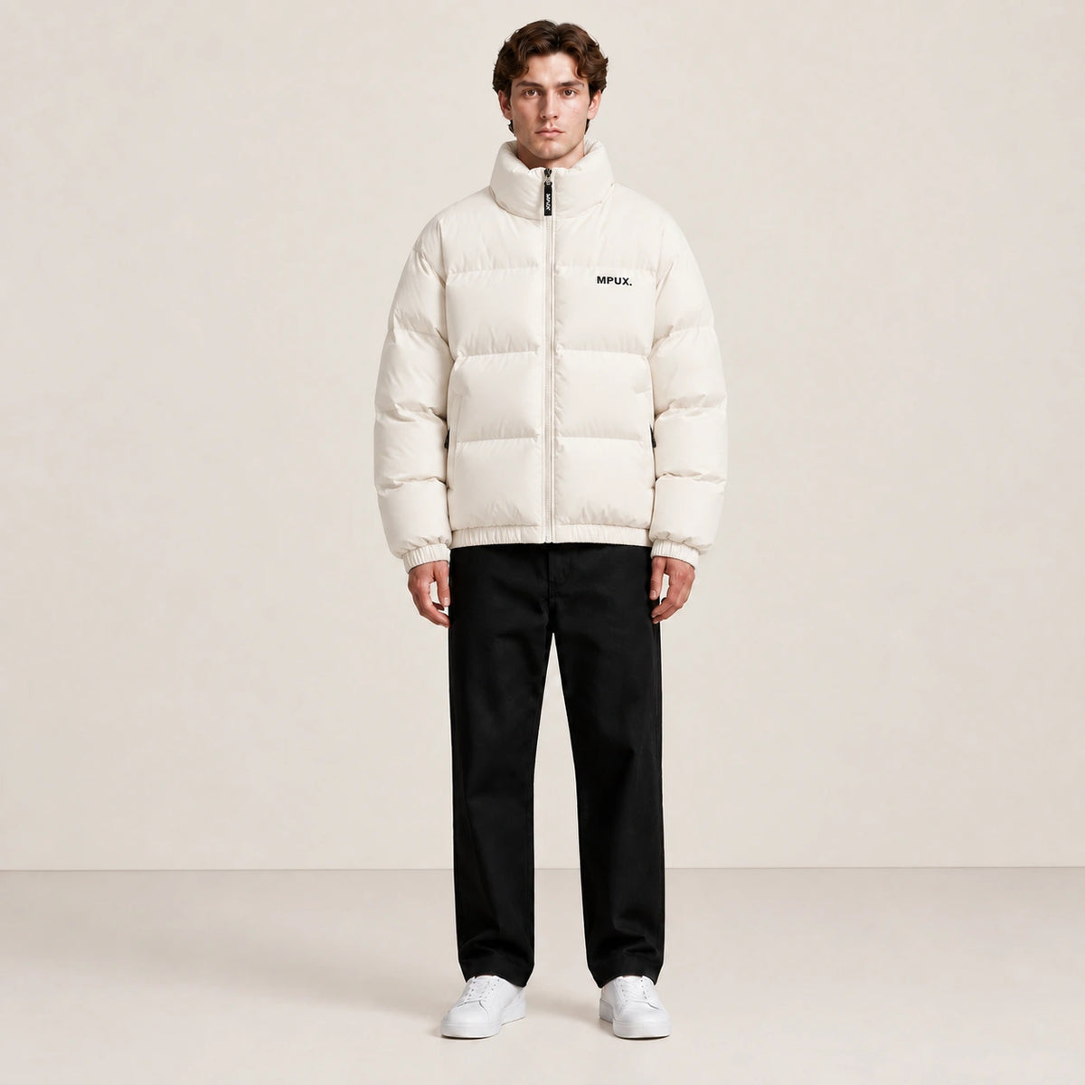 Veste d’hiver abricot à col montant, portée de face dans le studio IVAREE.