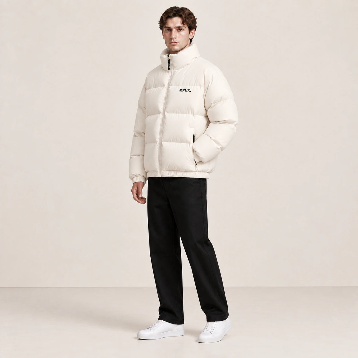 Veste d’hiver abricot à col montant, portée de trois-quarts dans le studio IVAREE.