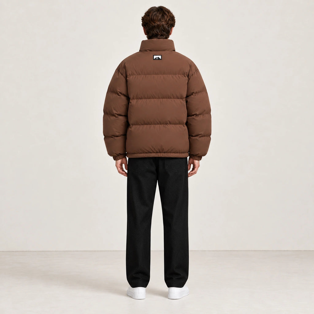 Veste d’hiver marron clair à col montant, portée de dos dans le studio IVAREE.