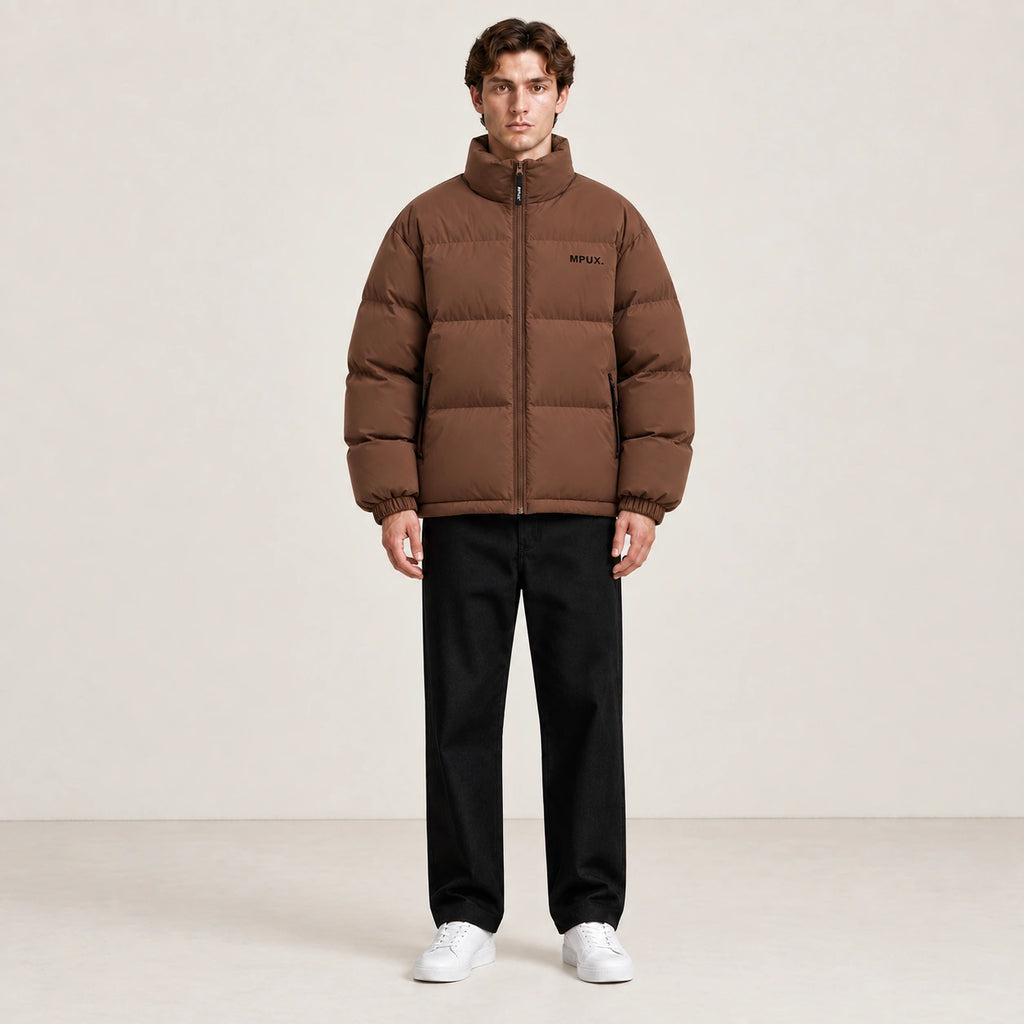 Veste d’hiver marron clair à col montant, portée de face dans le studio IVAREE.