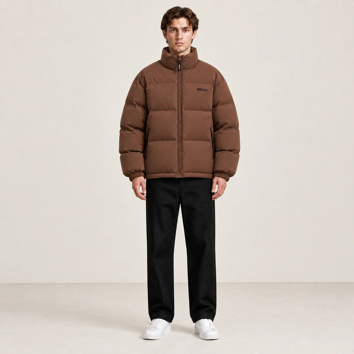 Veste d’hiver marron clair à col montant, portée de face dans le studio IVAREE.