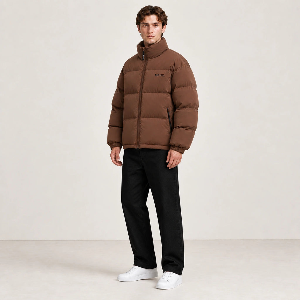 Veste d’hiver marron clair à col montant, portée de trois-quarts dans le studio IVAREE.
