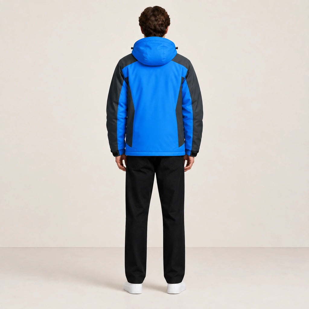 Veste d’hiver technique multipoche bleue, portée de dos dans le studio IVAREE.