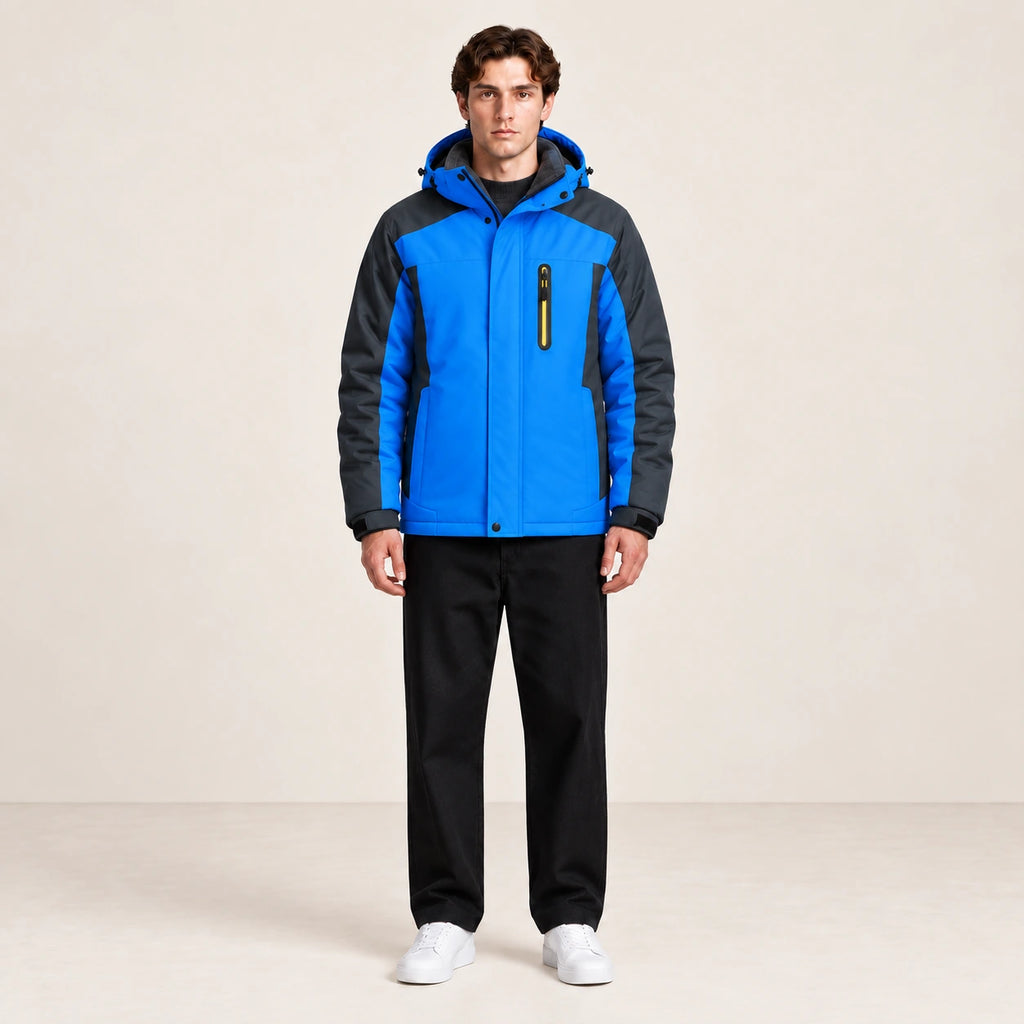 Veste d’hiver technique multipoche bleue, portée de face dans le studio IVAREE.