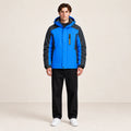 Veste d’hiver technique multipoche bleue, portée de face dans le studio IVAREE.