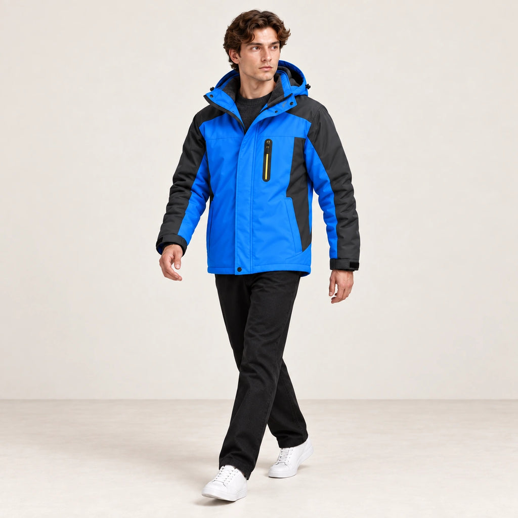Veste d’hiver technique multipoche bleue, portée de trois-quarts dans le studio IVAREE.