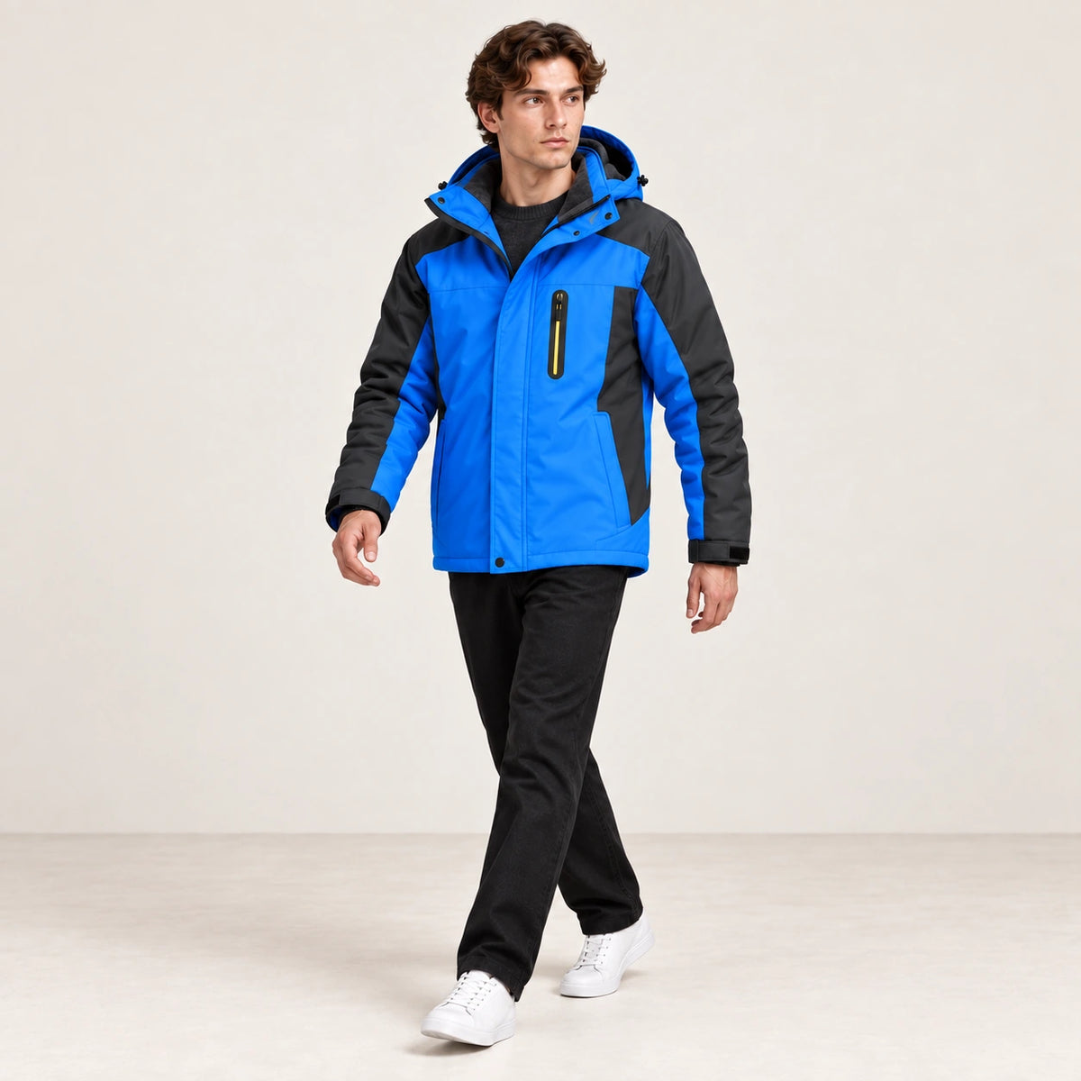 Veste d’hiver technique multipoche bleue, portée de trois-quarts dans le studio IVAREE.