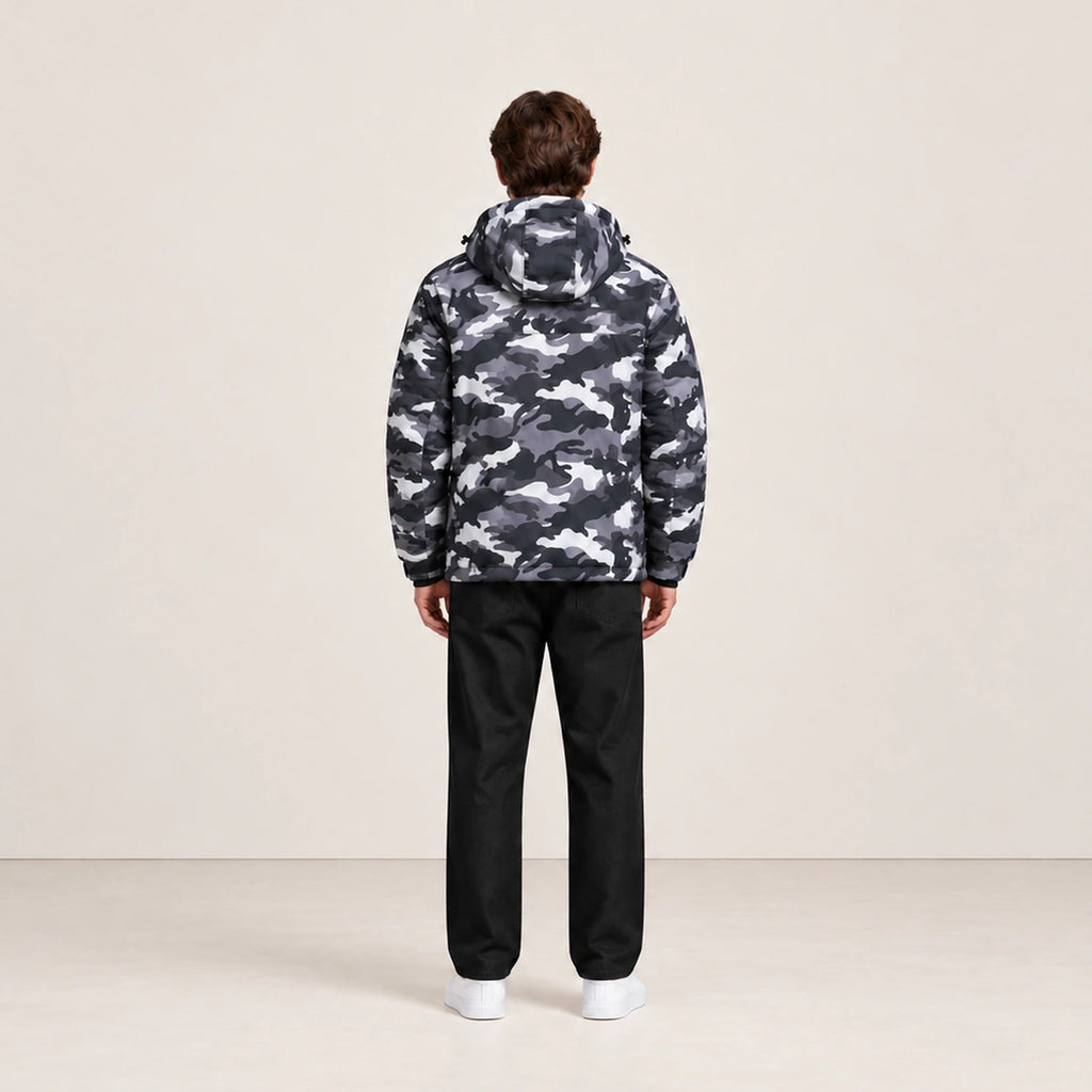 Veste d’hiver technique multipoche à motif camouflage, portée de dos dans le studio IVAREE.