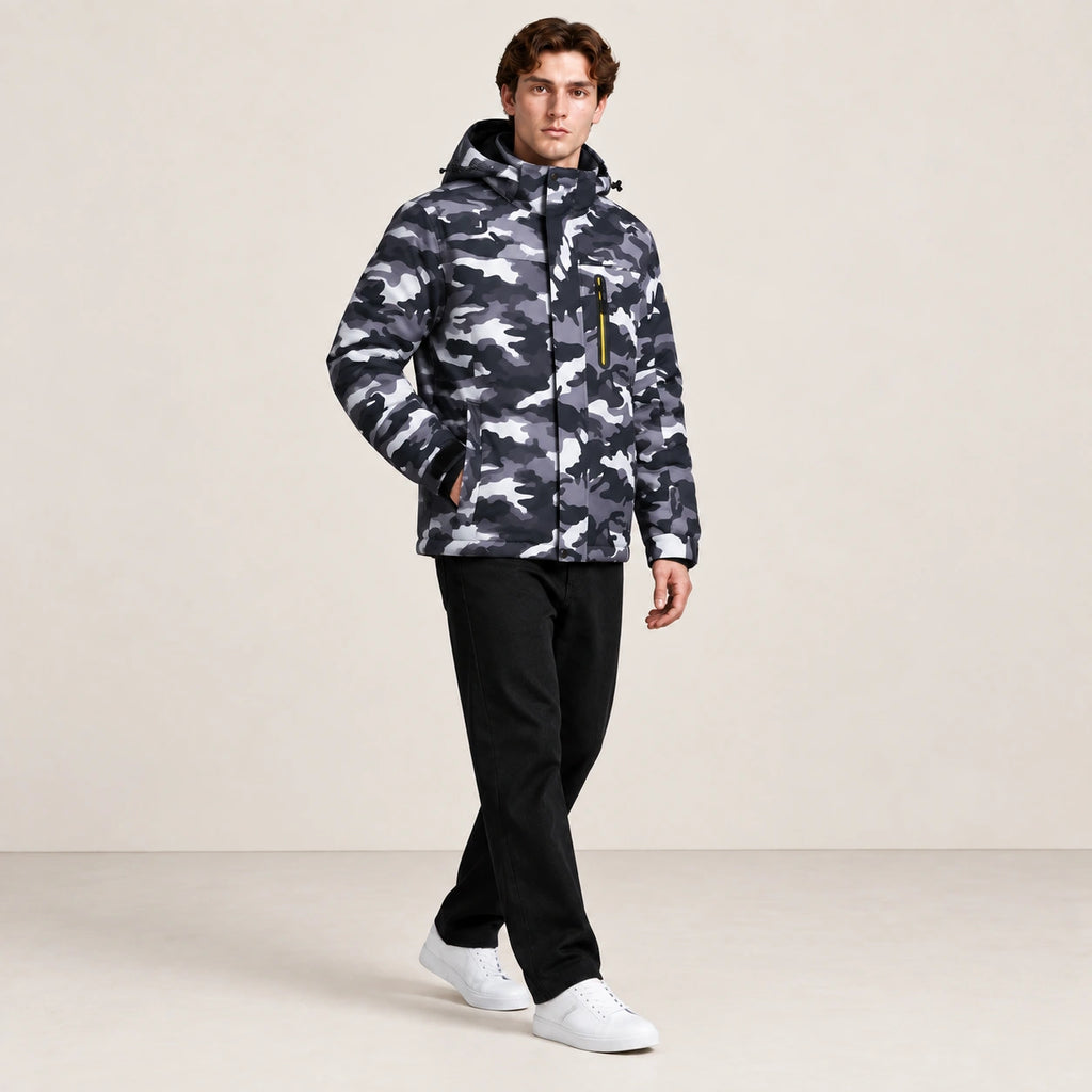 Veste d’hiver technique multipoche à motif camouflage, portée de trois-quarts dans le studio IVAREE.