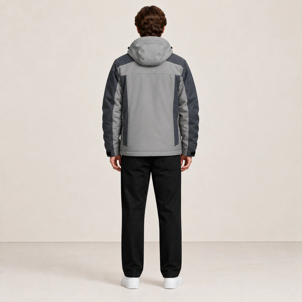 Veste d’hiver technique multipoche gris clair, portée de dos dans le studio IVAREE.